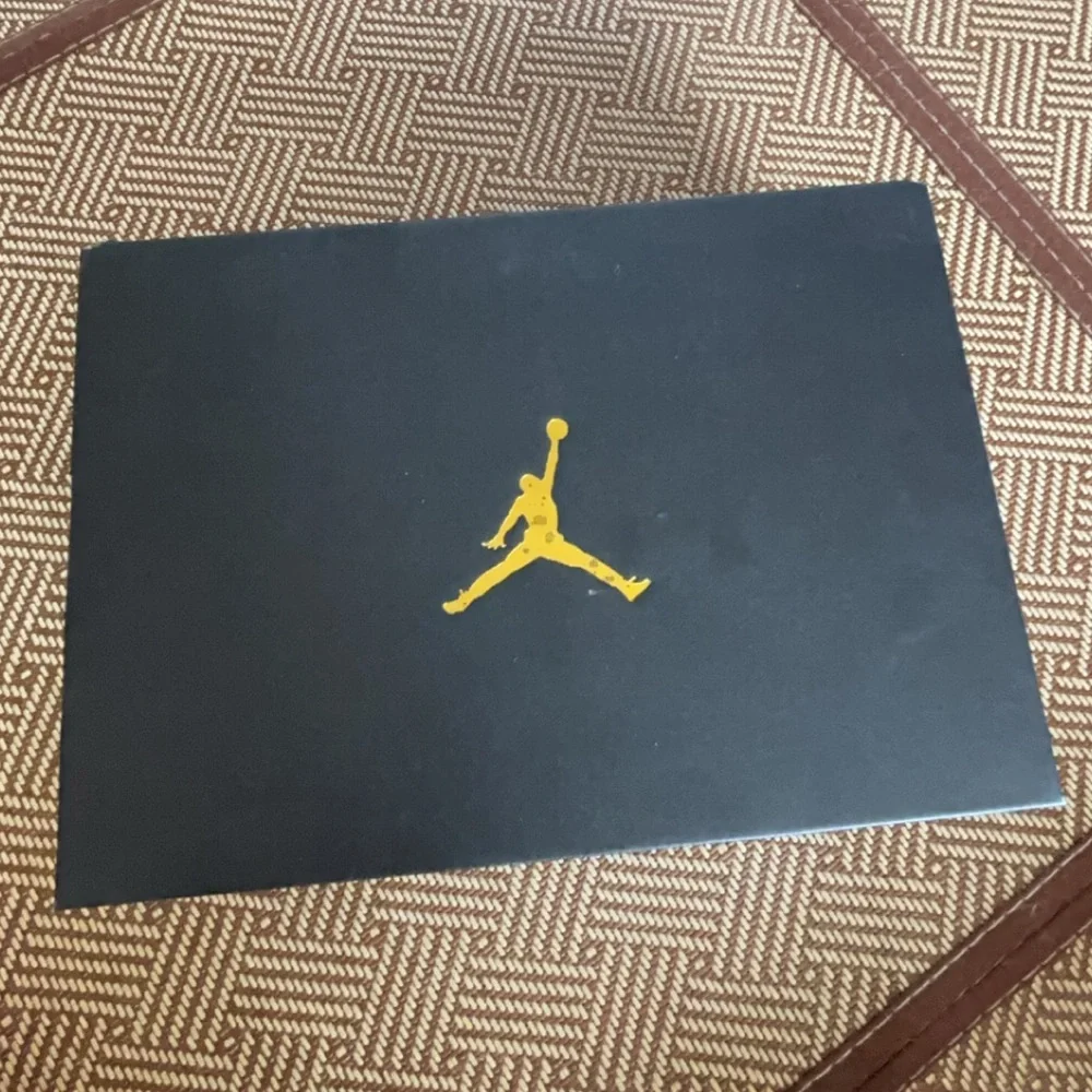 Nike Air Jordan White and Pink - Picture 7 of 9